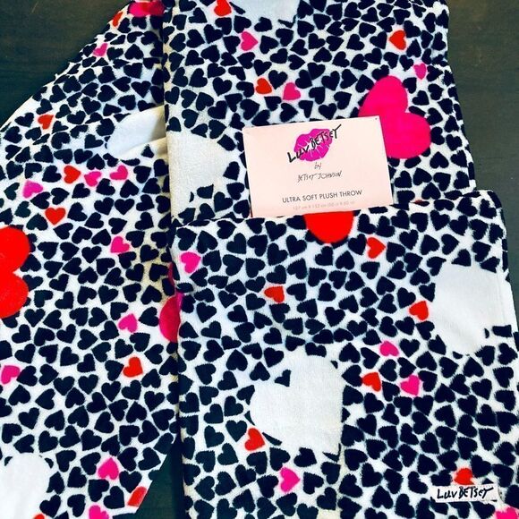 Betsey Johnson Valentine Hearts Plush Throw Blanket - Picture 1 of 3